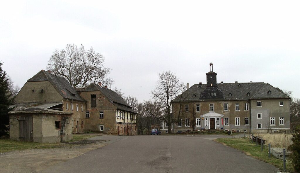Hofansicht von Schloss Beucha und den historischen Wirtschaftsgebäuden